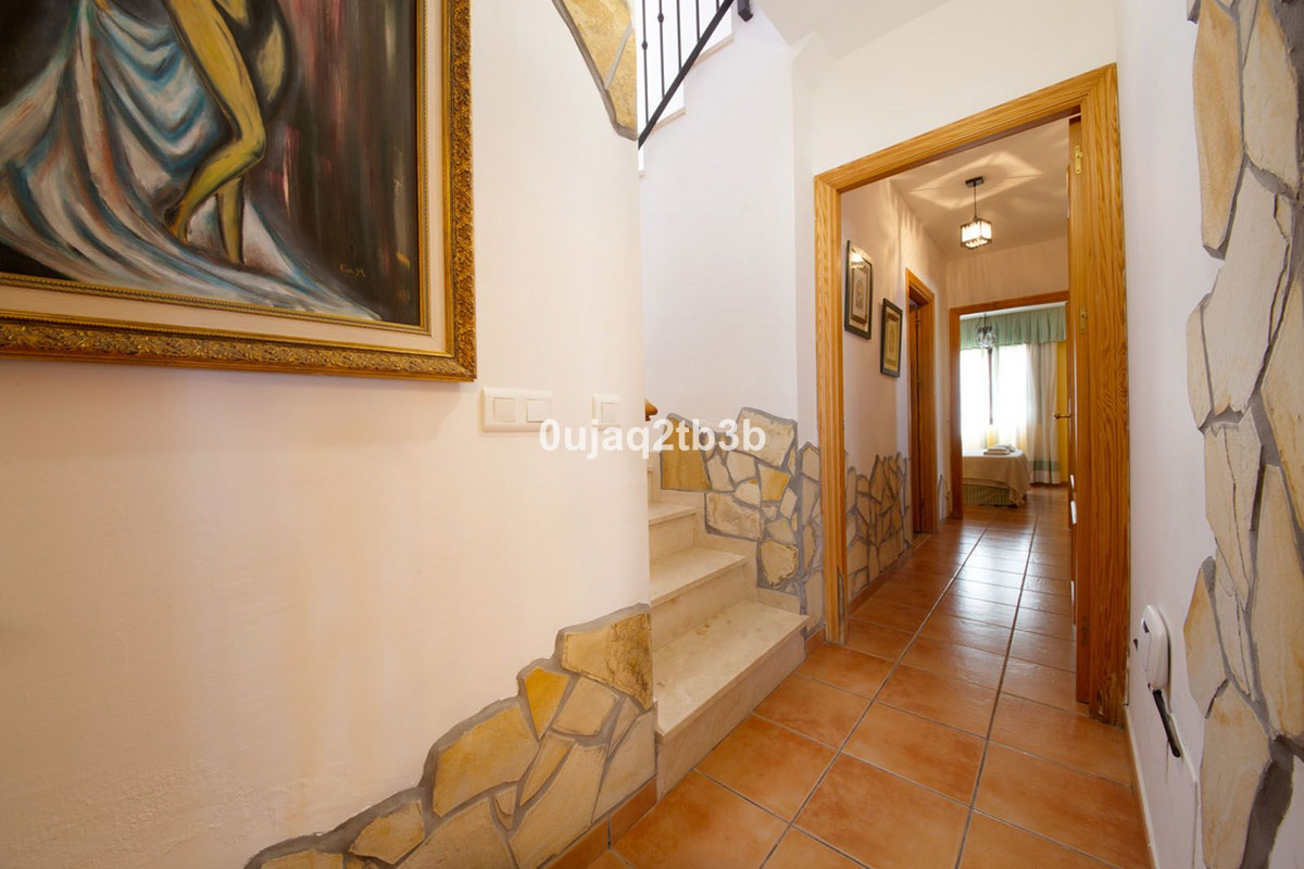6 Bedroom Villa for Sale in Estepona — view 13