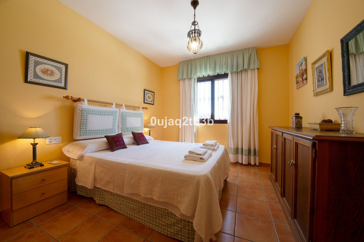6 Bedroom Villa for Sale in Estepona — view 16