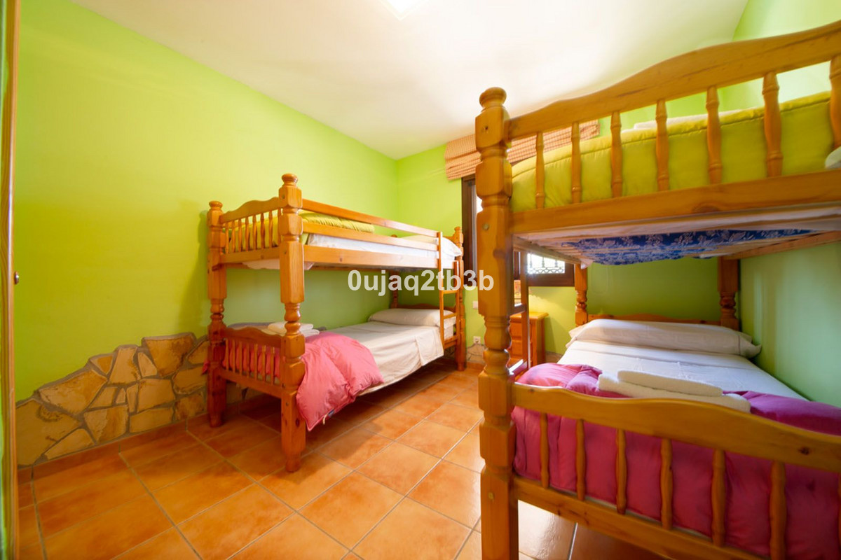 6 Bedroom Villa for Sale in Estepona — view 17