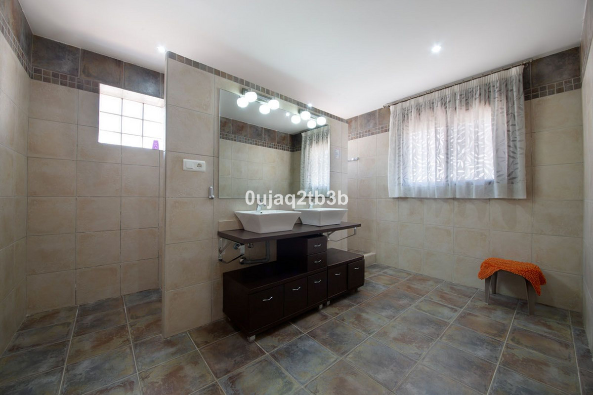 6 Bedroom Villa for Sale in Estepona — view 19