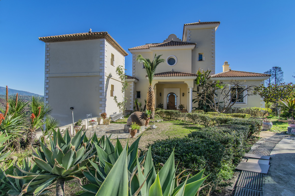 7 Bedroom Villa for Sale in Estepona