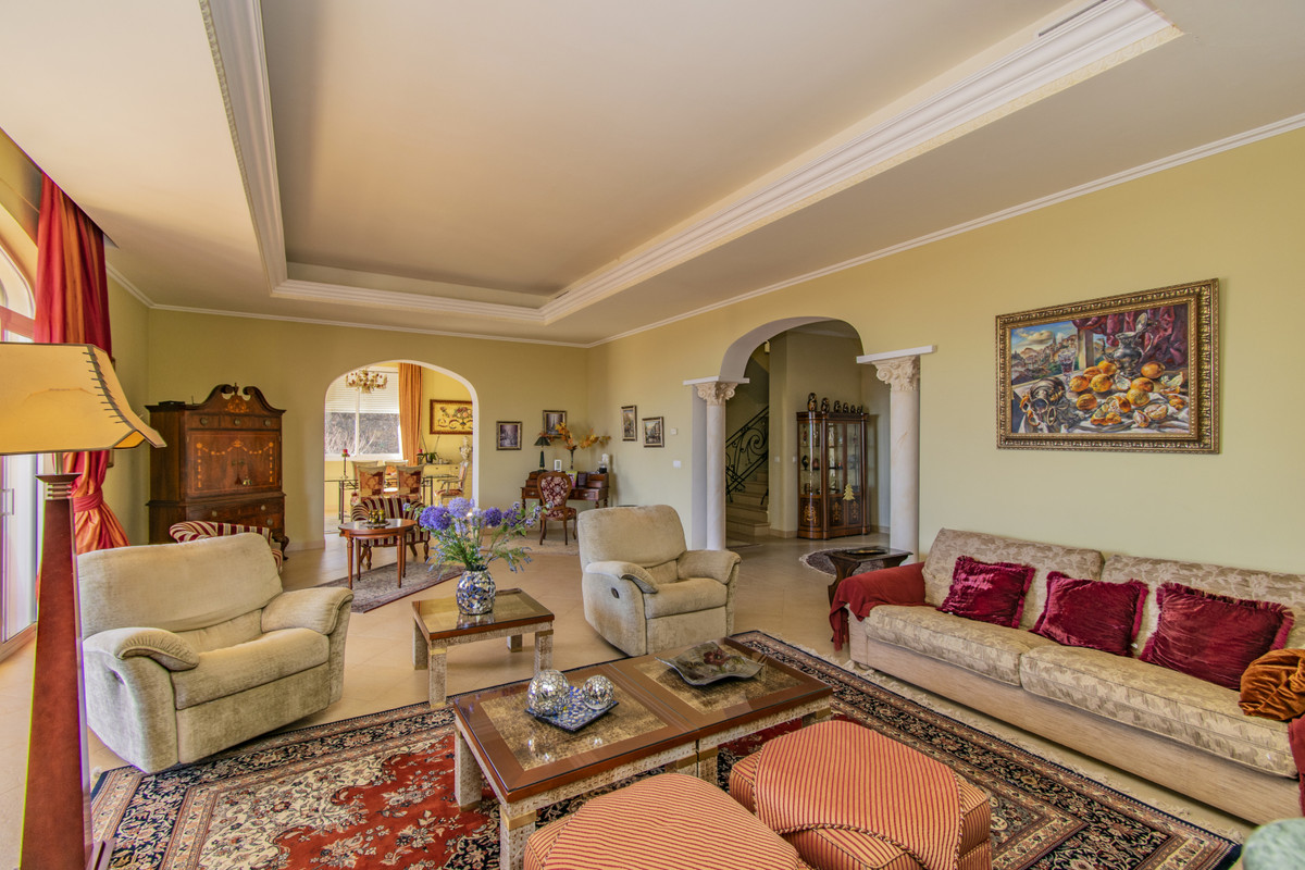 7 Bedroom Villa for Sale in Estepona — 2
