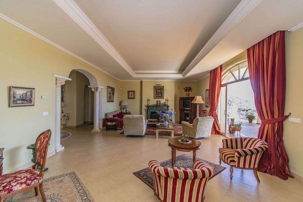 7 Bedroom Villa for Sale in Estepona — view 11