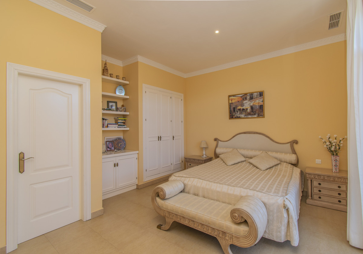 7 Bedroom Villa for Sale in Estepona — view 12