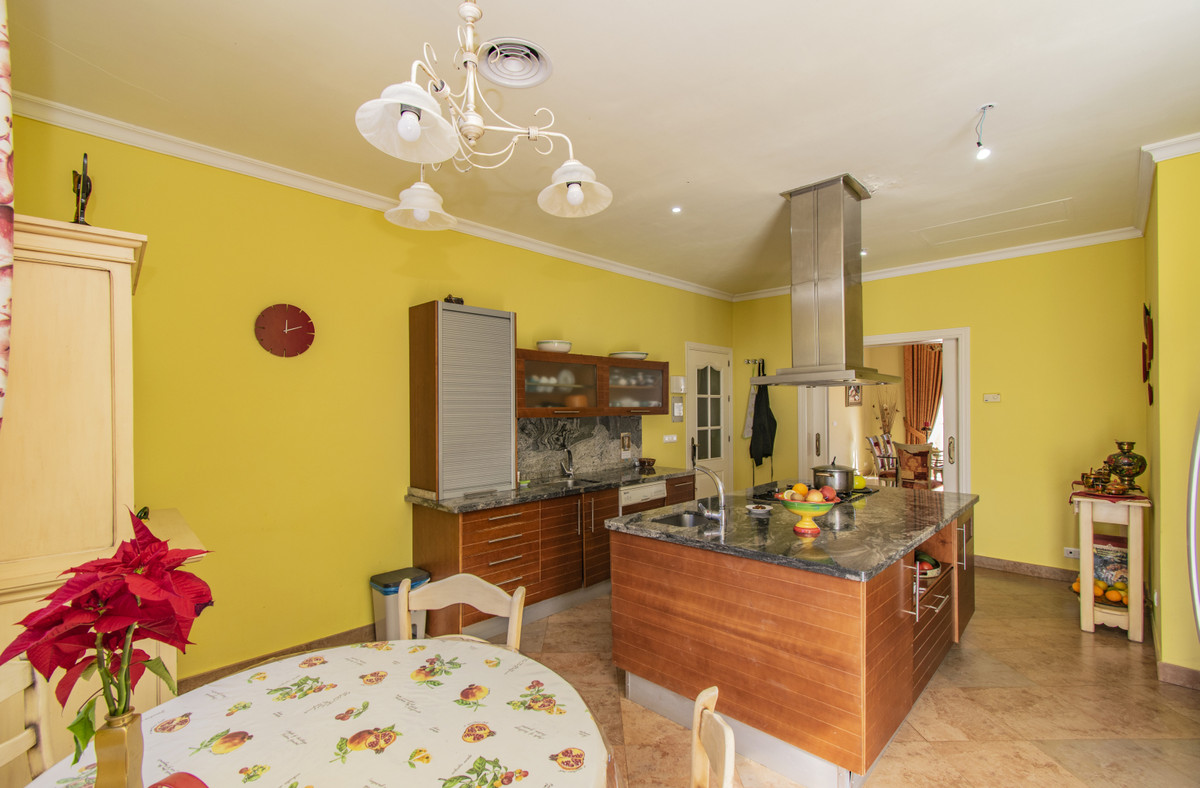 7 Bedroom Villa for Sale in Estepona — view 13