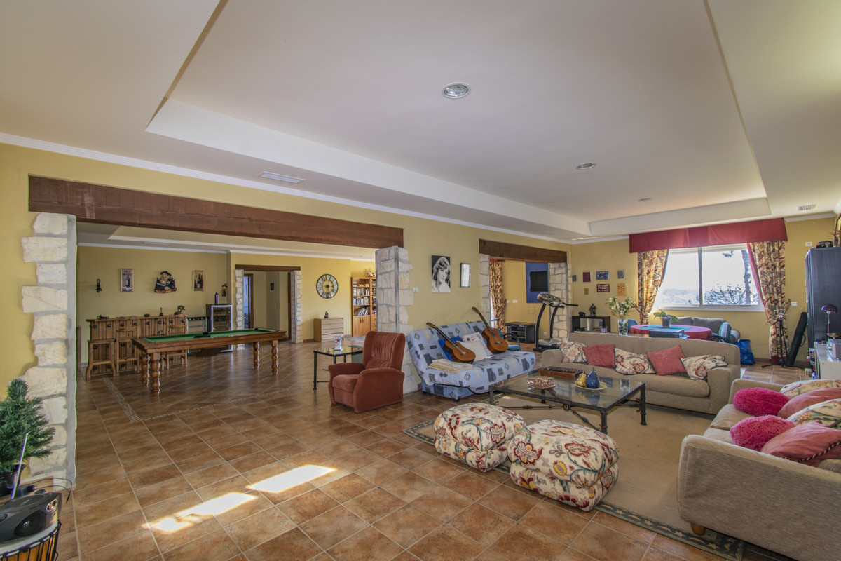 7 Bedroom Villa for Sale in Estepona — view 15