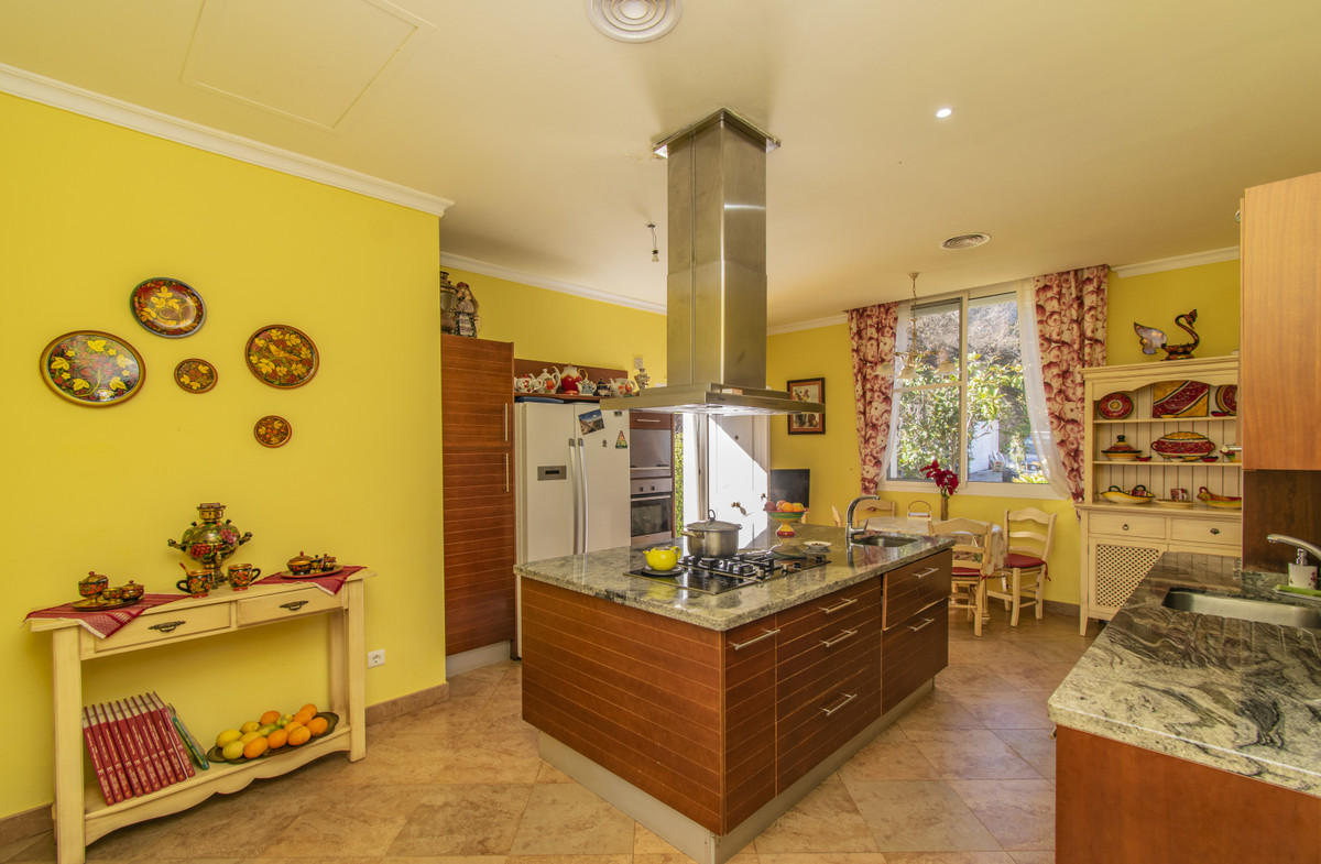 7 Bedroom Villa for Sale in Estepona — view 16