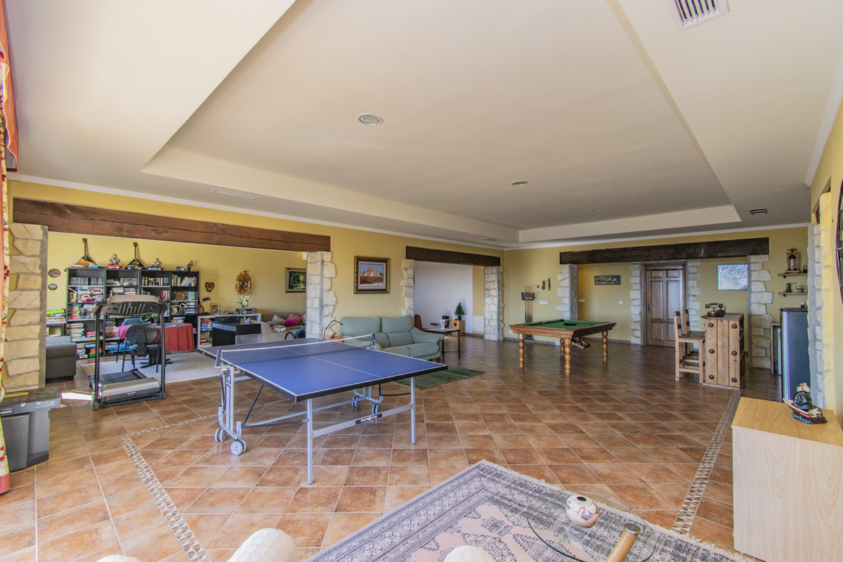 7 Bedroom Villa for Sale in Estepona — view 17