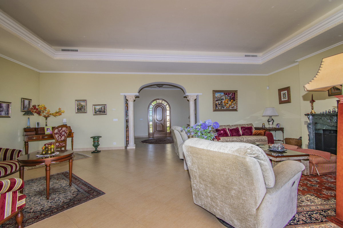 7 Bedroom Villa for Sale in Estepona — view 19