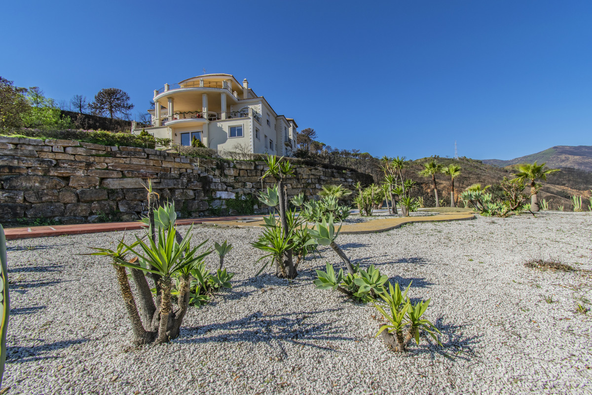 7 Bedroom Villa for Sale in Estepona — 4