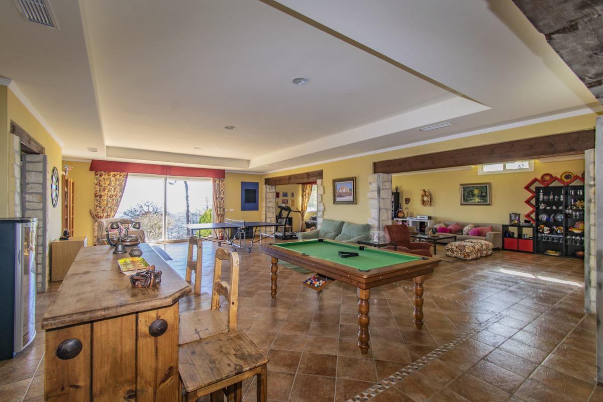 7 Bedroom Villa for Sale in Estepona — 5
