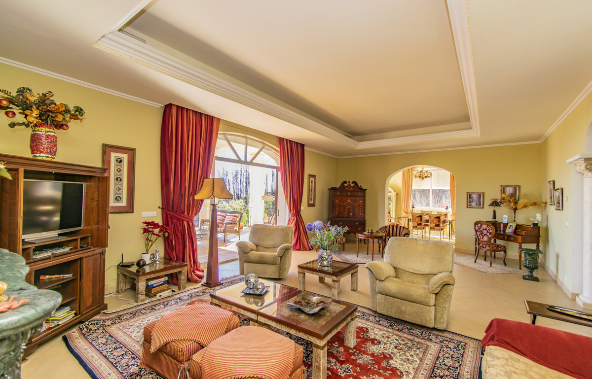 7 Bedroom Villa for Sale in Estepona — 6