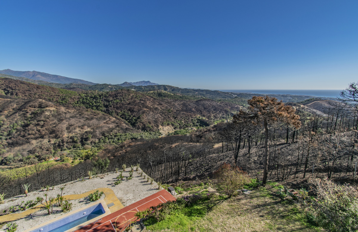 7 Bedroom Villa for Sale in Estepona — 7