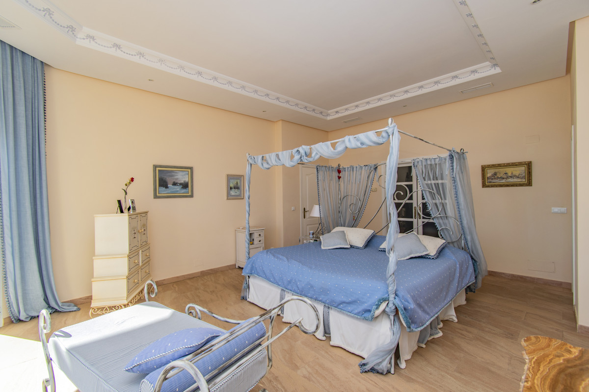 7 Bedroom Villa for Sale in Estepona — 9