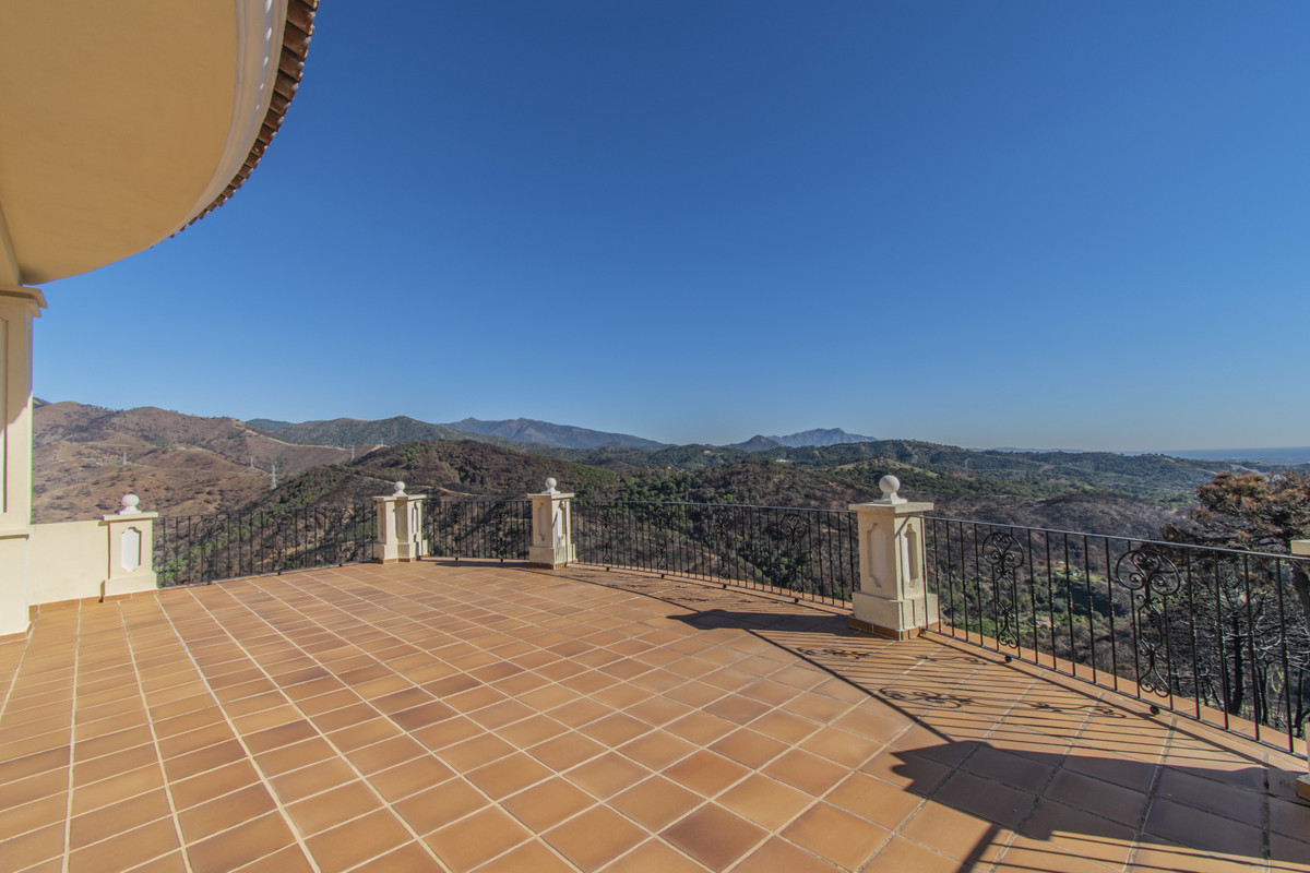 7 Bedroom Villa for Sale in Estepona — view 10