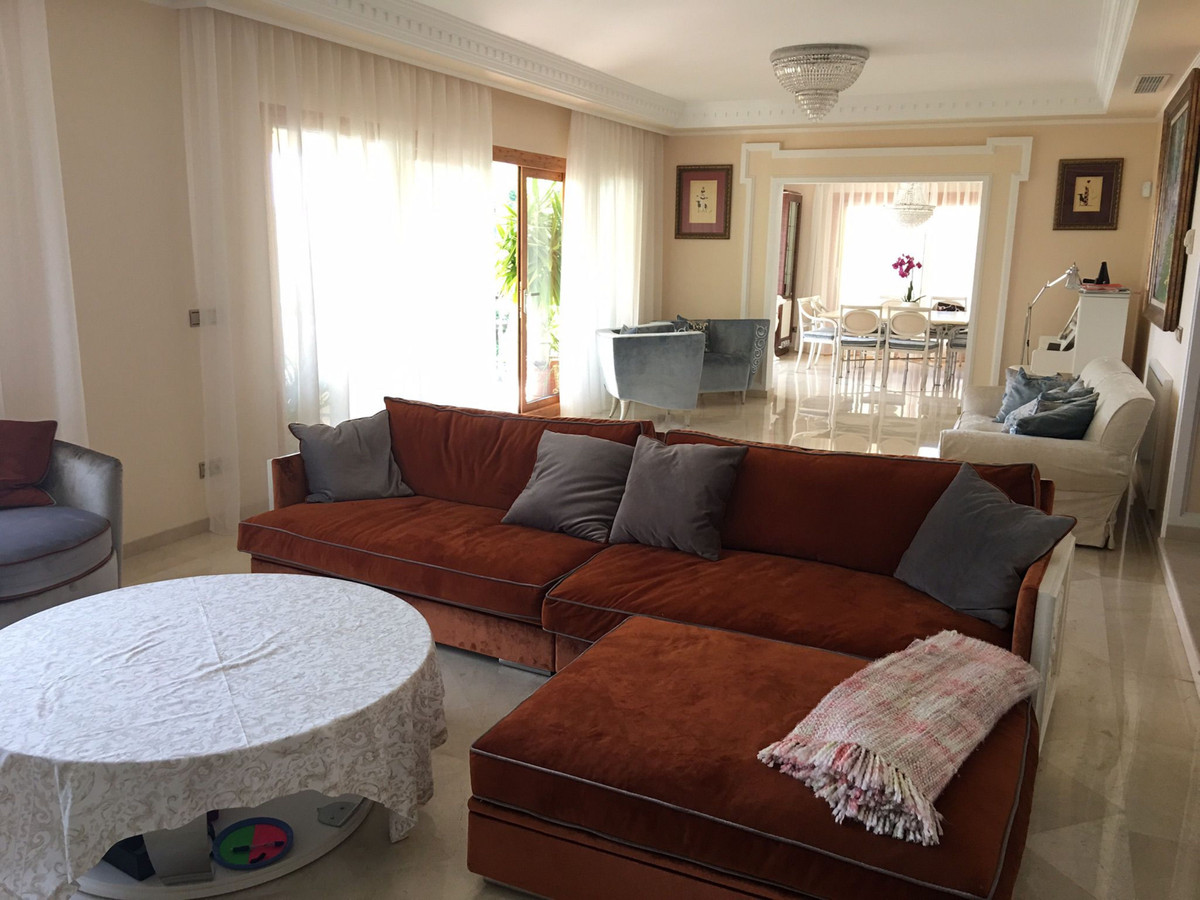 5 Bedroom Villa for Sale in Sierra Blanca — view 11