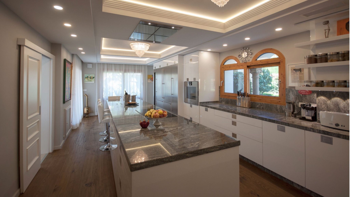 5 Bedroom Villa for Sale in Sierra Blanca — view 13