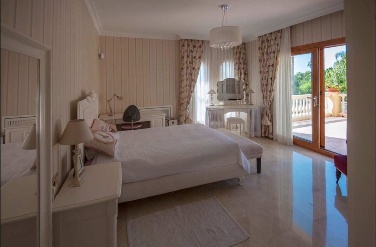 5 Bedroom Villa for Sale in Sierra Blanca — 8