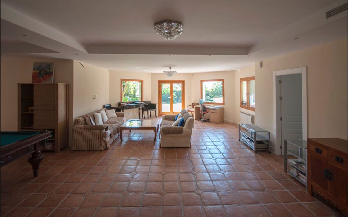 5 Bedroom Villa for Sale in Sierra Blanca — 9