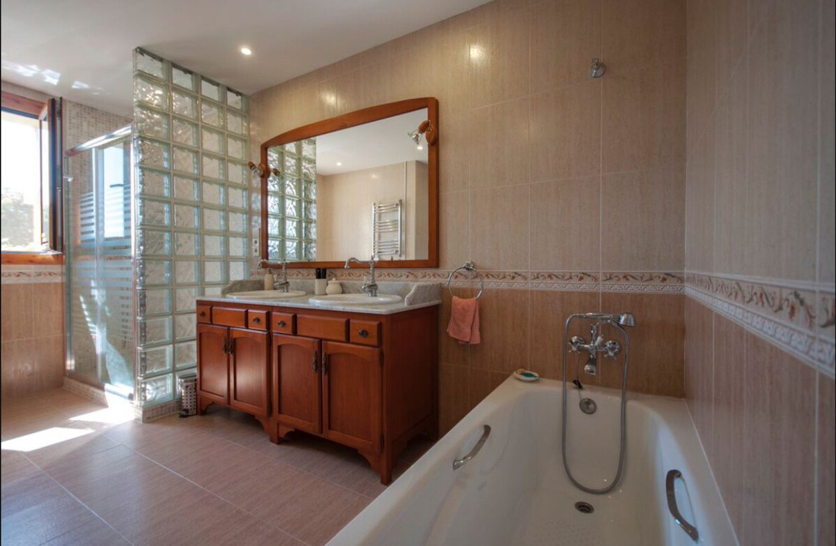 5 Bedroom Villa for Sale in Sierra Blanca — view 10
