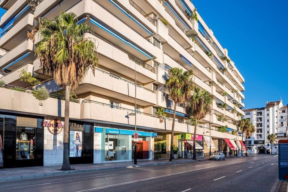2 Bedroom Apartment for Sale in Puerto Banús — view 2