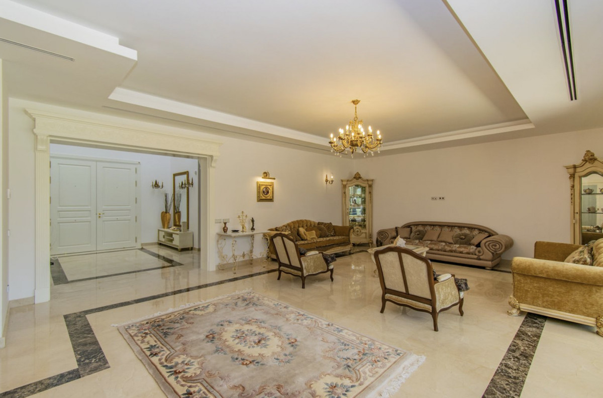 6 Bedroom Villa for Sale in Guadalmina Baja — view 13