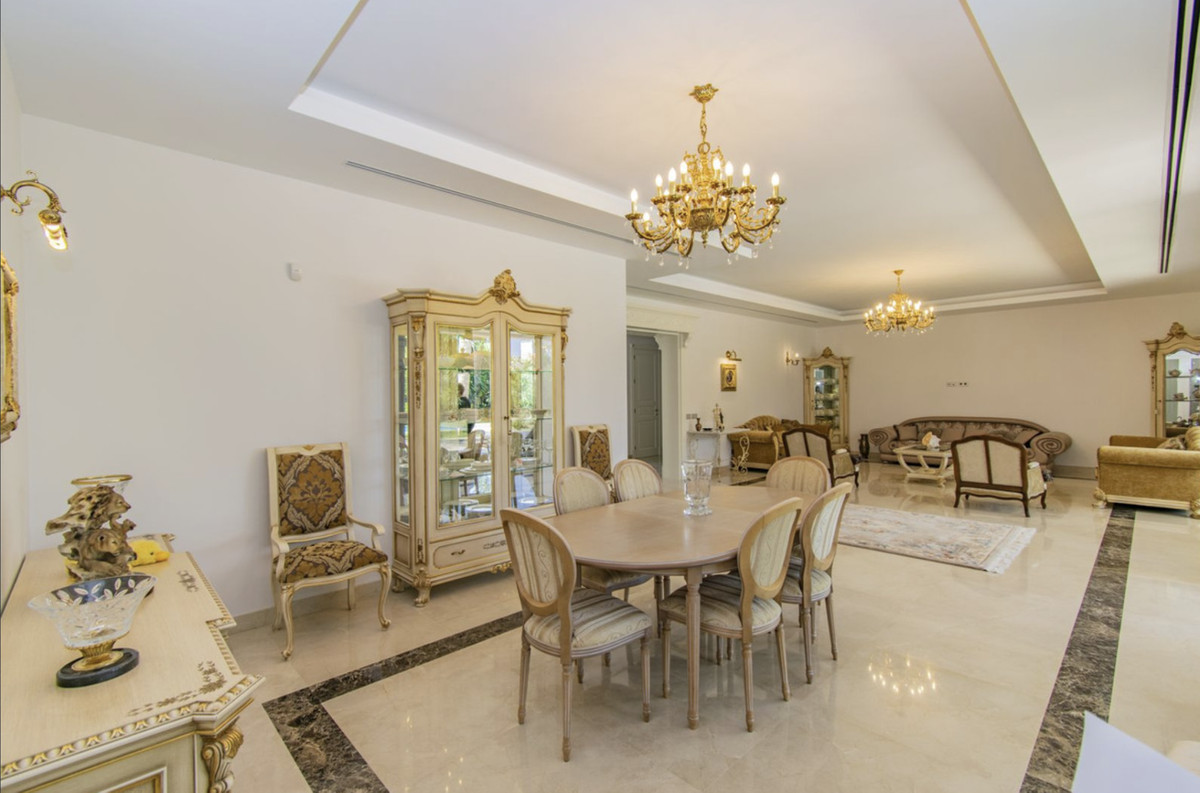 6 Bedroom Villa for Sale in Guadalmina Baja — view 14