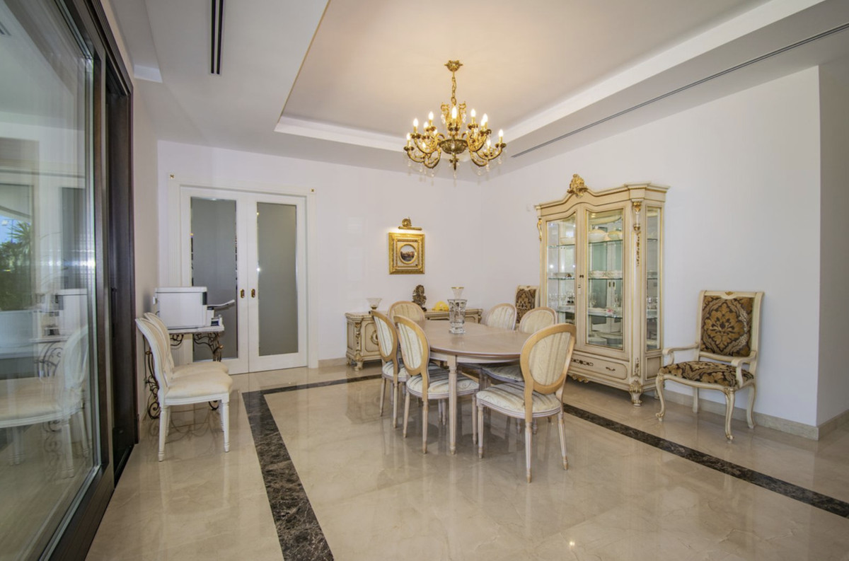 6 Bedroom Villa for Sale in Guadalmina Baja — view 15