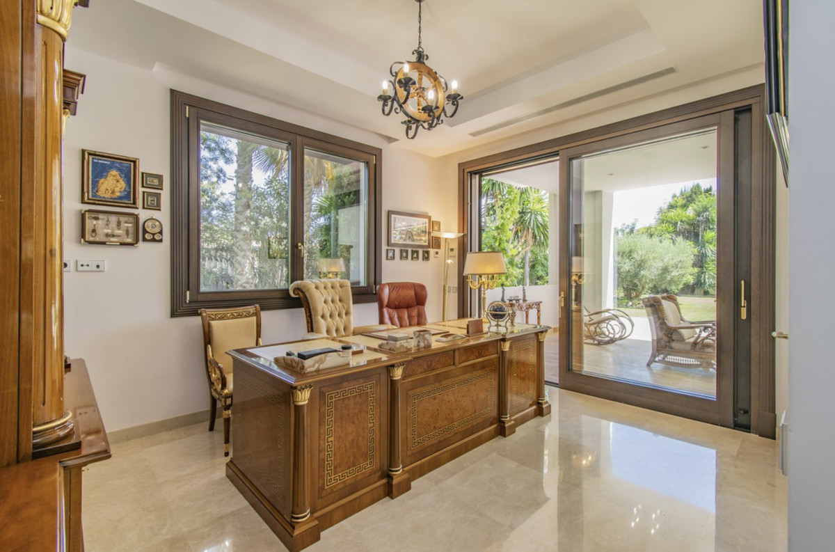6 Bedroom Villa for Sale in Guadalmina Baja — view 16