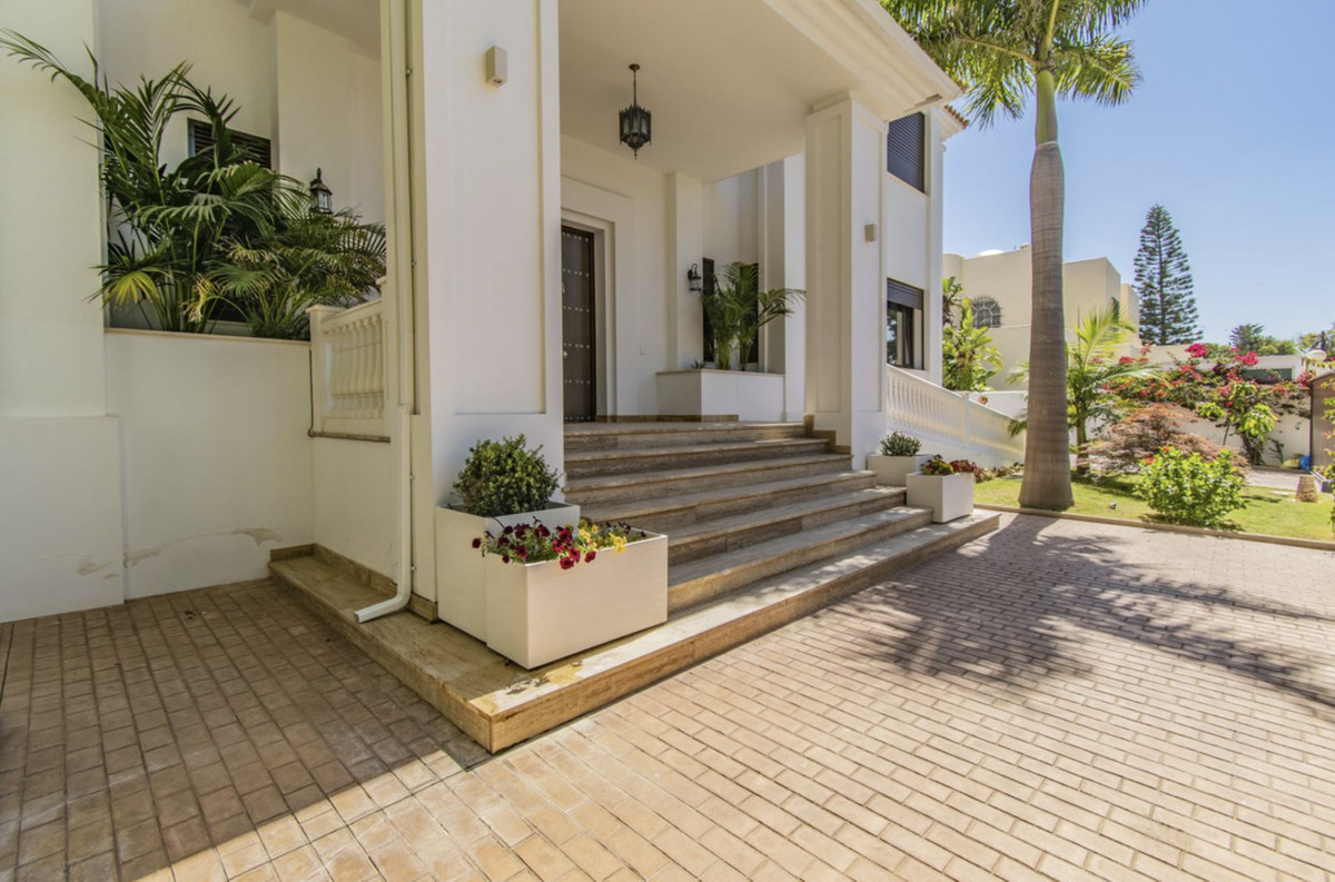 6 Bedroom Villa for Sale in Guadalmina Baja — view 19