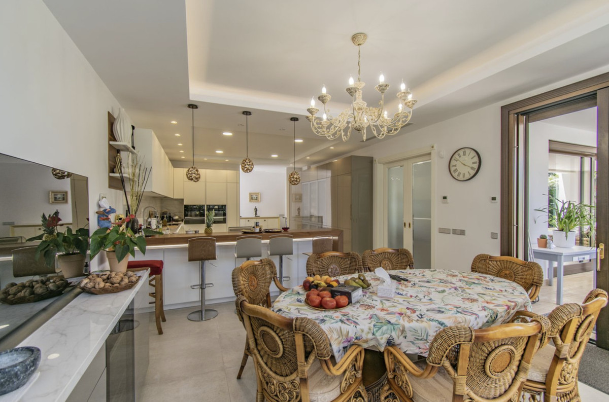 6 Bedroom Villa for Sale in Guadalmina Baja — view 20