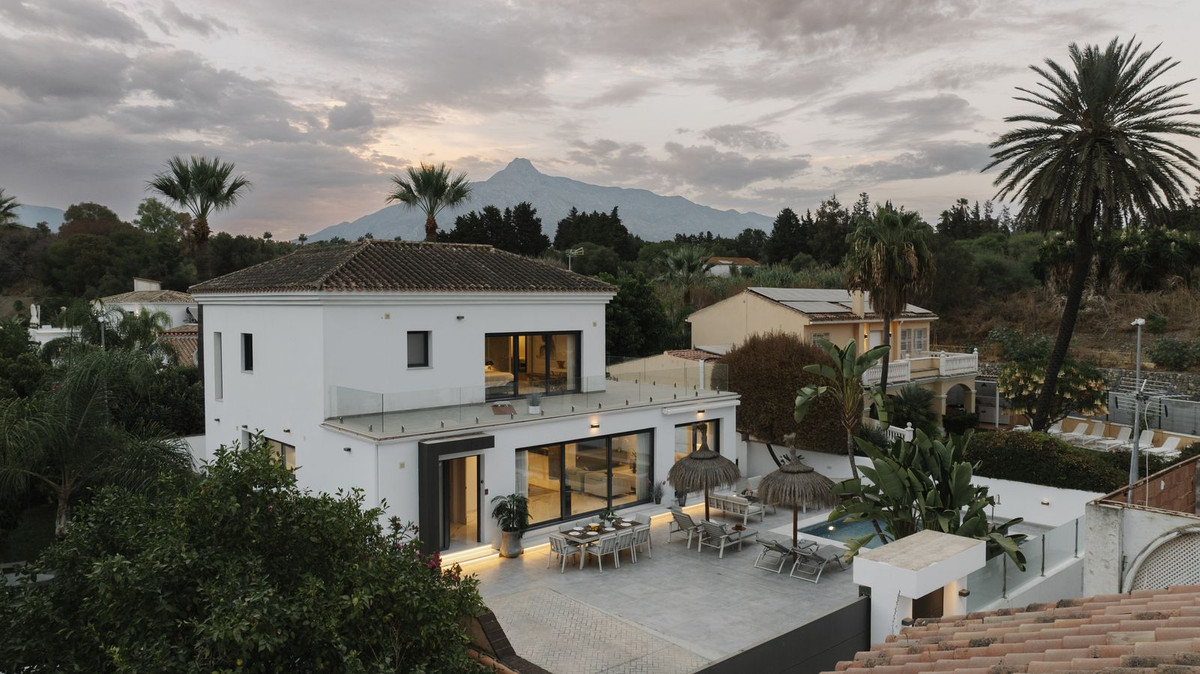 4 Bedroom Villa for Sale in Nueva Andalucía