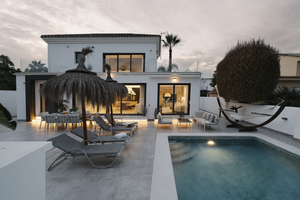 4 Bedroom Villa for Sale in Nueva Andalucía — 3