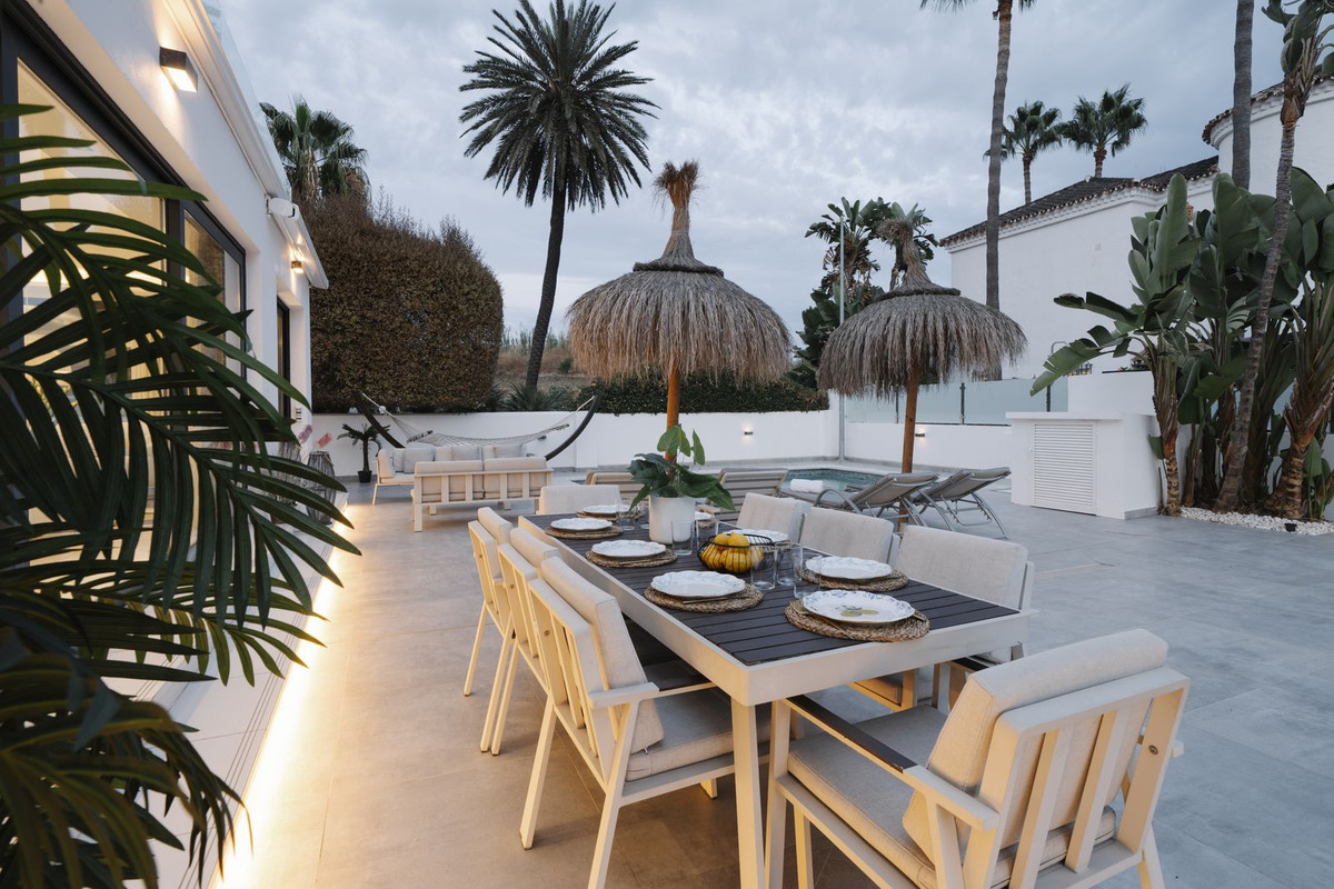 4 Bedroom Villa for Sale in Nueva Andalucía — 4