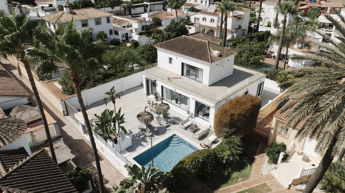 4 Bedroom Villa for Sale in Nueva Andalucía — 6