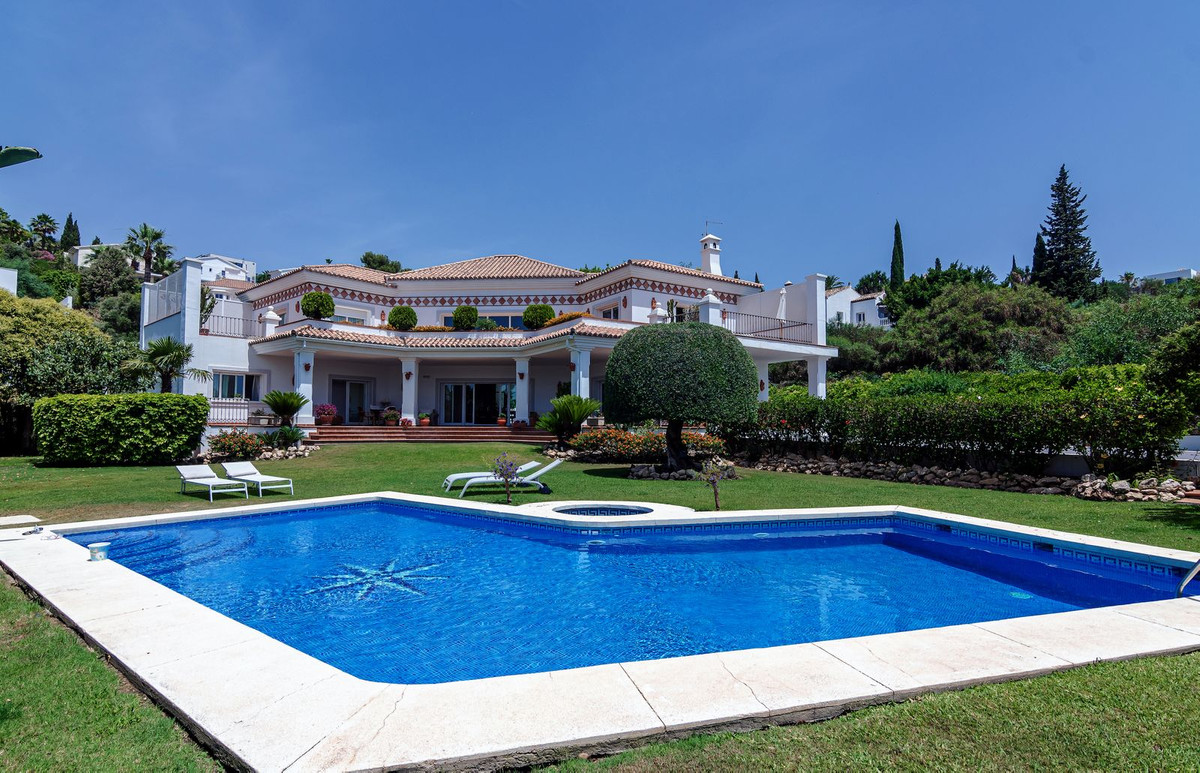 6 Bedroom Villa for Sale in Benahavís