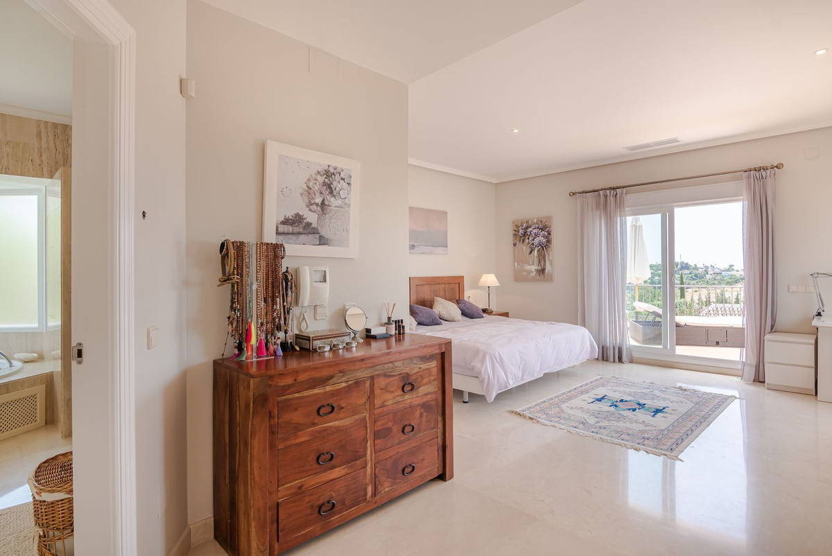 6 Bedroom Villa for Sale in Benahavís — view 11