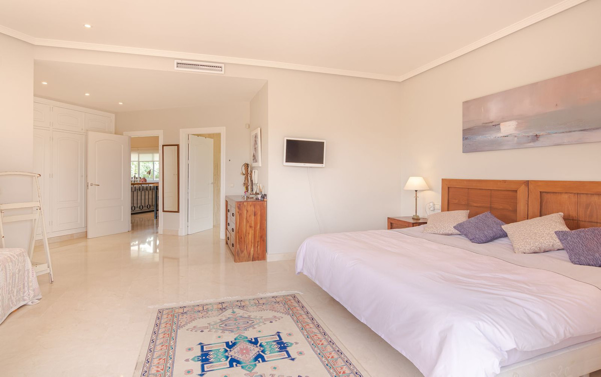 6 Bedroom Villa for Sale in Benahavís — view 12