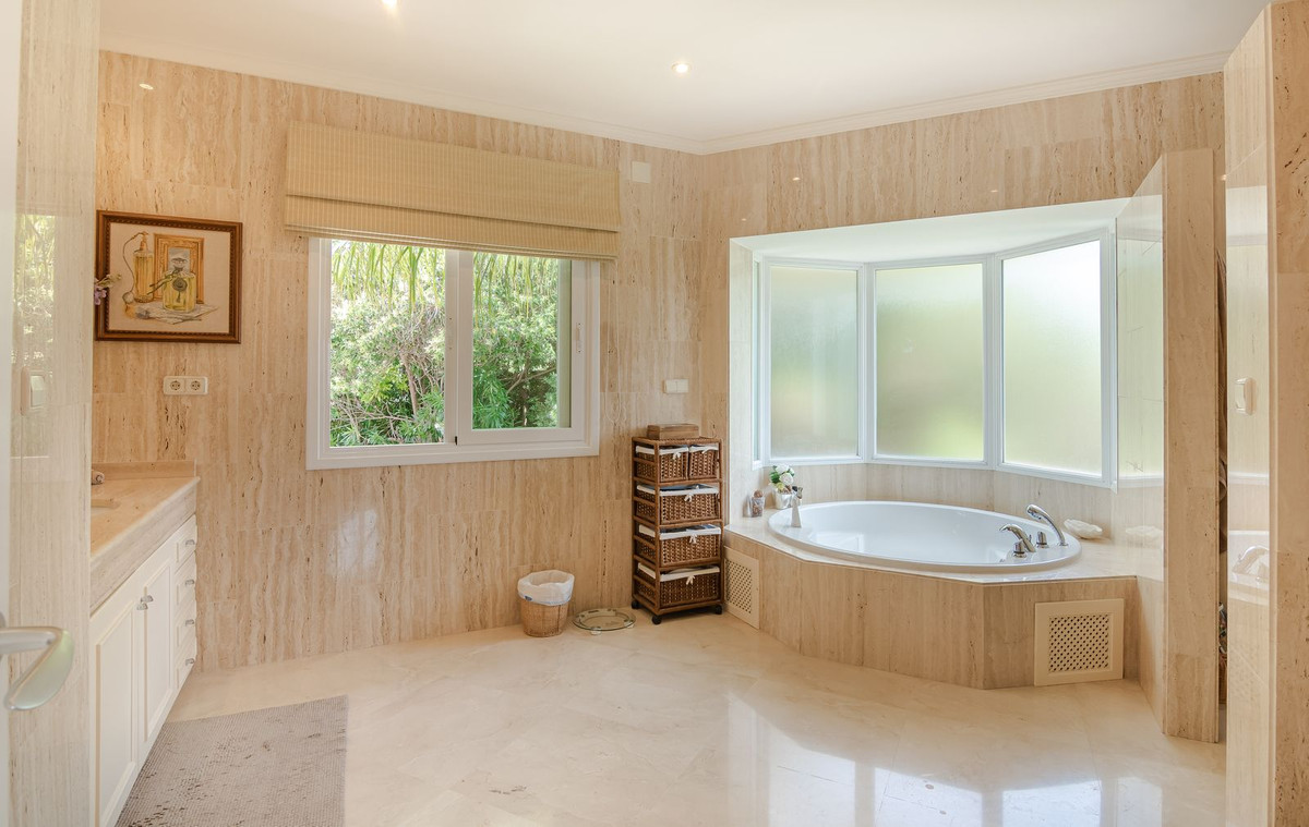 6 Bedroom Villa for Sale in Benahavís — view 13
