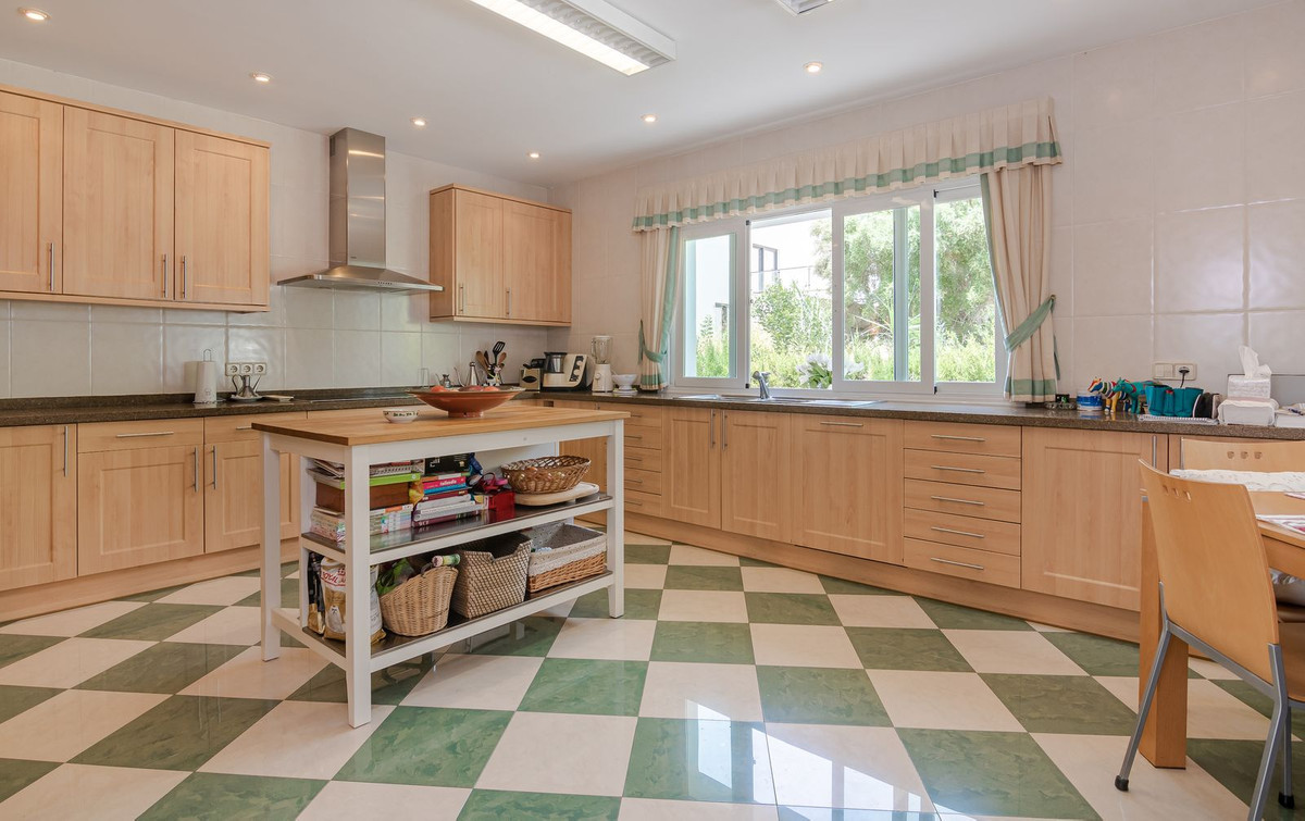 6 Bedroom Villa for Sale in Benahavís — view 17