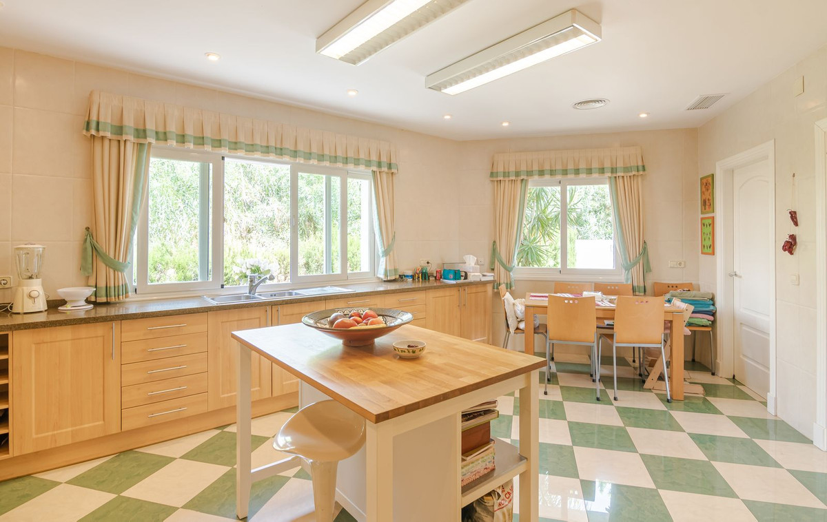 6 Bedroom Villa for Sale in Benahavís — view 18