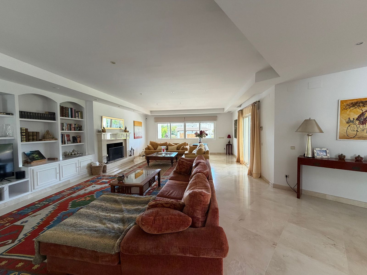 6 Bedroom Villa for Sale in Benahavís — 7