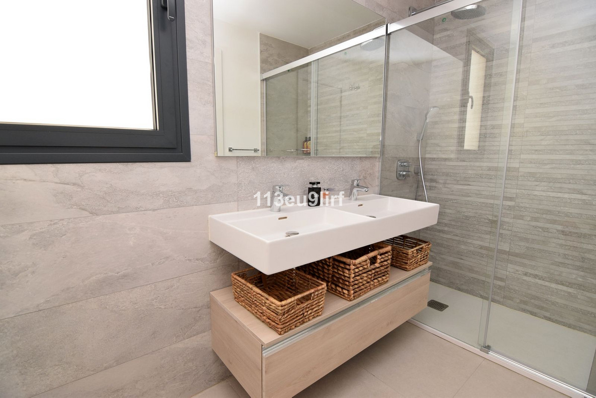 3 Bedroom Apartment for Sale in Estepona — view 12