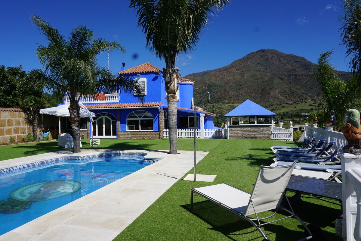 6 Bedroom Villa for Sale in Estepona