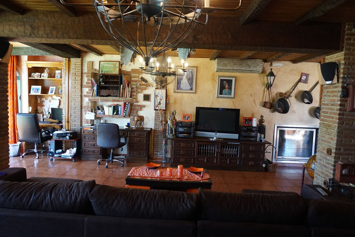 6 Bedroom Villa for Sale in Estepona — 2