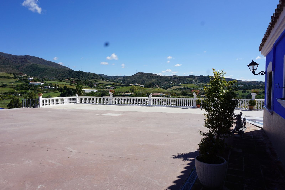 6 Bedroom Villa for Sale in Estepona — 3