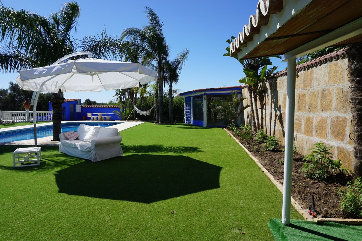 6 Bedroom Villa for Sale in Estepona — 4
