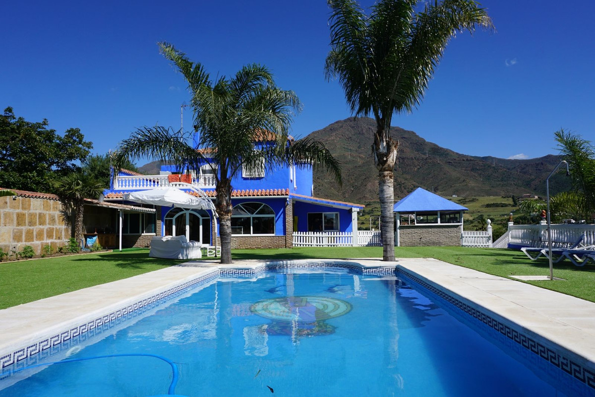 6 Bedroom Villa for Sale in Estepona — 5