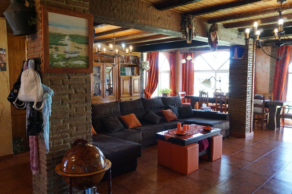 6 Bedroom Villa for Sale in Estepona — 6