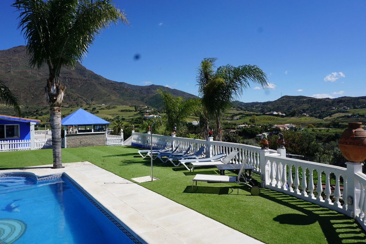 6 Bedroom Villa for Sale in Estepona — 8
